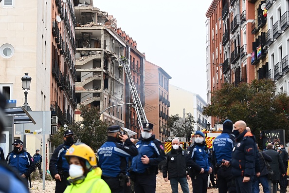 Les pompiers utilisent une échelle pour s'approcher d'un bâtiment endommagé par une forte explosion alors que le personnel d'urgence sécurise la zone à Madrid, le 20 janvier 2021. (Photo : 
 GABRIEL BOUYS/AFP via Getty Images)