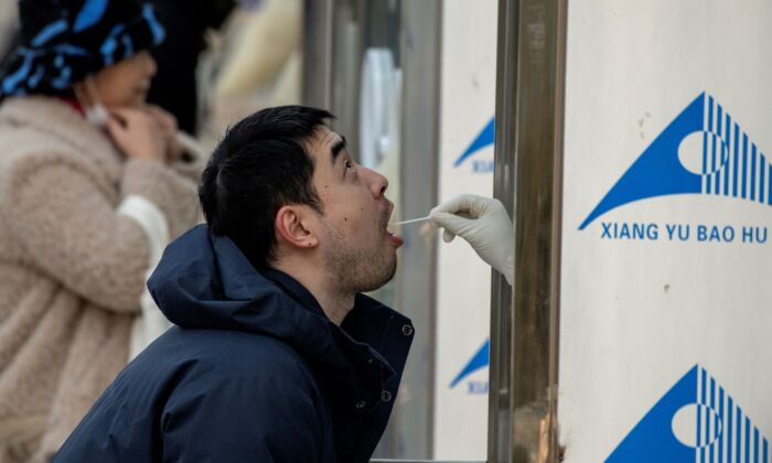 Les gens sont testés pour le Covid-19 à Pékin, le 23 janvier 2021. (NOEL CELIS/AFP via Getty Images)