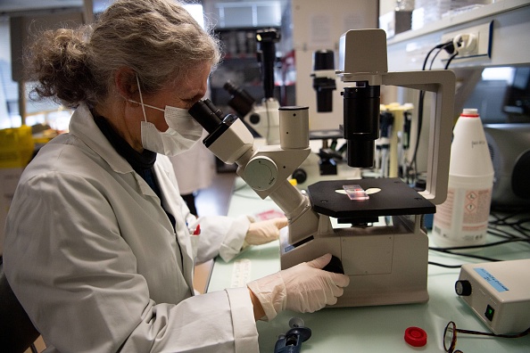 La commission des experts du ministère grec de la Santé a décidé "d'intégrer au protocole du traitement du Covid-19, la délivrance de la colchicine par voie orale". (Photo : LOIC VENANCE/AFP via Getty Images)