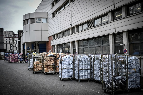 -Le linge sale est photographié à l'extérieur de la laverie centrale de l'hôpital AP-HP Pitié-Salpêtrière le 26 janvier 2021 à Paris. Photo de Stéphane De Sakutin / AFP via Getty Images.