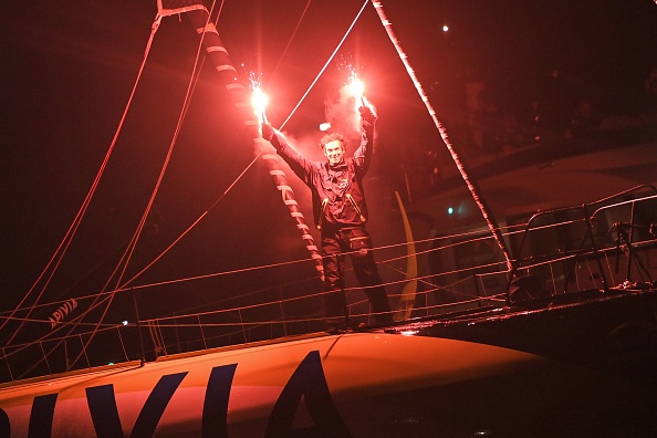 -Le skipper français Charlie Dalin, 36 ans, franchit la ligne d'arrivée, l'édition 2020/2021 du tour du monde en solitaire du Vendée Globe au large des Sables d'Olonne, le 27 janvier 2021. Photo par Loïc Venance / AFP via Getty Images.