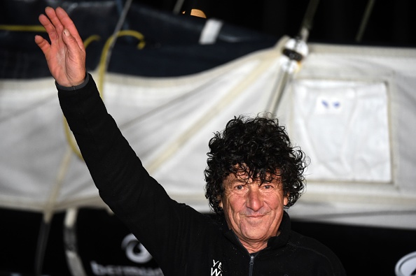 Le skipper français Jean Le Cam célèbre la ligne d'arrivée de la course de voile en solitaire autour du monde du Vendée Globe, aux Sables-d'Olonne, dans l'ouest de la France, le 29 janvier 2021. Photo Jean-François Monier / AFP via Getty Images.