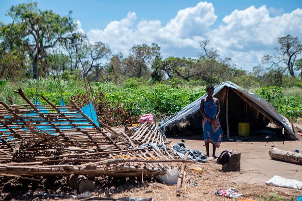 -Une femme se tient à côté des ruines de sa maison détruite par le cyclone Eloise à Beira, au nord du Mozambique, le 28 janvier 2021. Photo par Alfredo Zuniga / AFP via Getty Images.