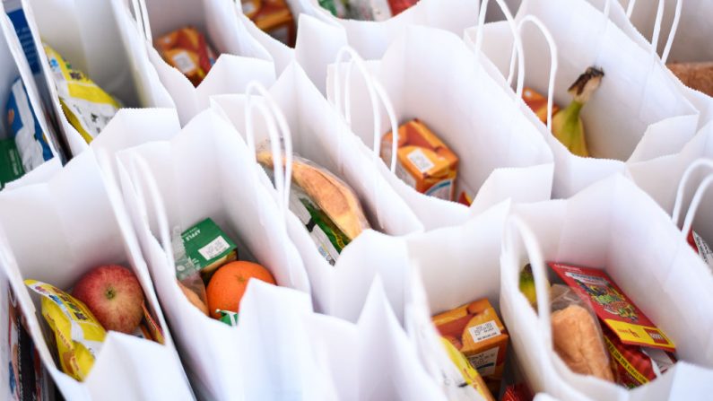 Des paniers-repas offerts à des enfants pendant les vacances, le 26 octobre 2020, à Muswell Hill, dans le nord de Londres. (Crédit photo Leon Neal/Getty Images)