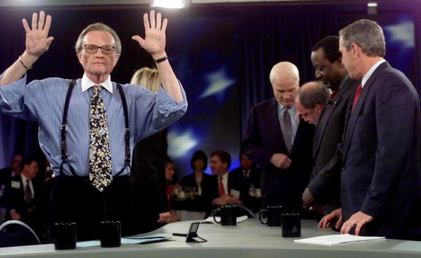 Le modérateur Larry King et les candidats présidentiels John McCain Alan Keyes et George W. Bush se préparent  le 15 février 2000, au débat présidentiel à Columbia, Caroline du Sud. Photo Paul J. Richards / AFP via Getty Images.