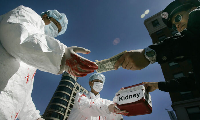 Les pratiquants de Falun Gong font la démonstration d'un acte illégal de paiement d'organes humains, qui se produit en Chine, à Washington, D.C., le 19 avril 2016. (JIM WATSON/AFP via Getty Images)