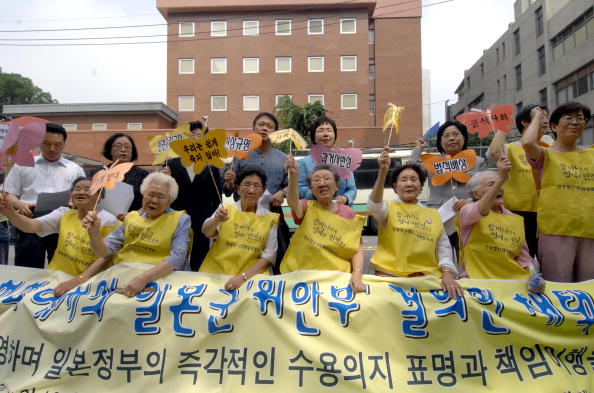 -Des femmes sud-coréennes (au premier rang) qui ont été forcées de servir d'esclaves sexuelles pour les troupes japonaises pendant la Seconde Guerre mondiale. Photo Jung Yeon-Je / AFP via Getty Images.