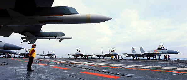 -Des avions de combat J15 sur le seul porte-avions opérationnel chinois, le Liaoning, lors d'un exercice en mer. Photo de - / AFP) / China OUT via Getty Images.