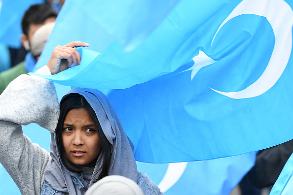 Marche de protestation des Ouïghours ethniques demandant à l'Union européenne d'appeler la Chine à respecter les droits de l'homme dans la région chinoise du Xinjiang et la fermeture du "centre de rééducation" où certains Ouïghours sont détenus. (Photo : EMMANUEL DUNAND/AFP via Getty Images)