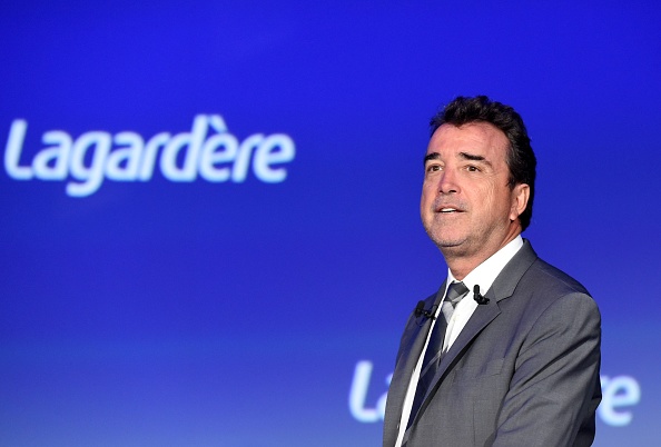 Le groupe, dirigé par Arnaud Lagardère et propriétaire de l’éditeur Hachette, des boutiques Relay ou encore des médias Europe 1, Paris Match et Journal du Dimanche, a enregistré au troisième trimestre un chiffre d’affaires en recul de 38 % à 1,2 milliard d’euros. (Photo ERIC PIERMONT/AFP via Getty Images)