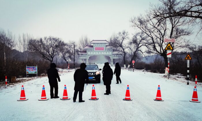 Les occupants d'une voiture se voient interdire de quitter le district d'Ang'angxi à Qiqihar, car la province du Heilongjiang, au nord-est de la Chine, a déclaré un "état d'urgence", disant aux habitants de ne pas partir sauf en cas d'absolue nécessité, après que de nouveaux cas de coronavirus aient été détectés. (AFP via Getty Images)