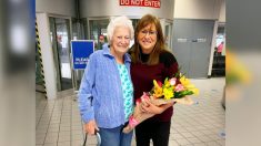 Une femme adoptée rencontre ses parents biologiques pour la première fois à 62 ans grâce à un kit de test ADN