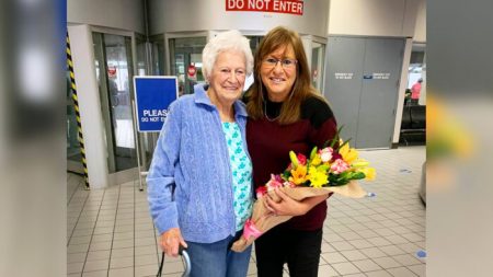 Une femme adoptée rencontre ses parents biologiques pour la première fois à 62 ans grâce à un kit de test ADN