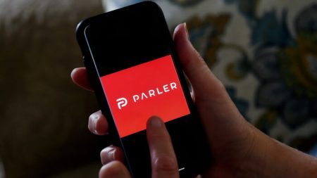 Le site web de Parler est de nouveau en ligne tel qu’annoncé par un simple message de son PDG