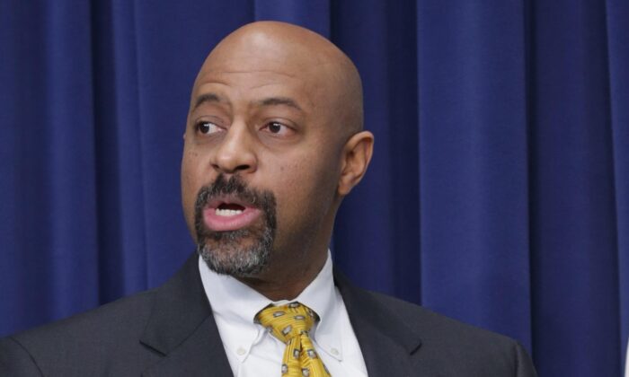 Le 11 février 2015, Roy Austin, assistant adjoint du président de la Maison-Blanche pour le Bureau des affaires urbaines, de la justice et des opportunités, à Washington. (Chip Somodevilla/Getty Images)