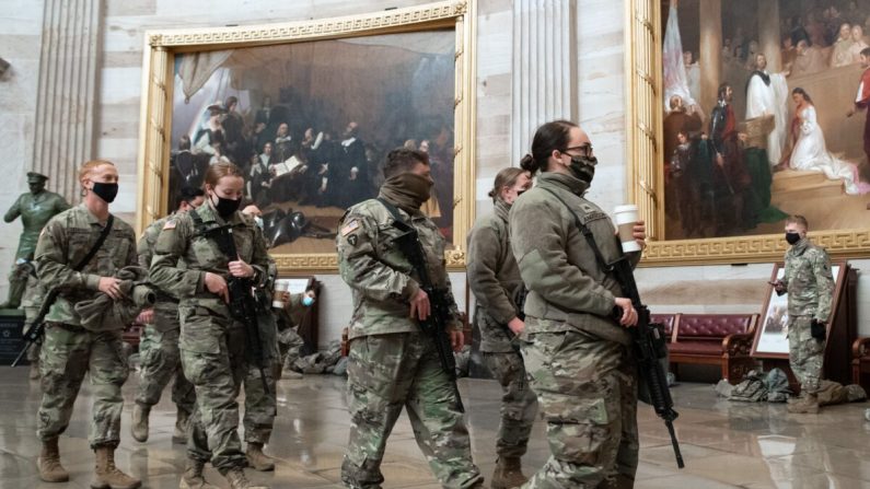 Des membres de la Garde nationale marchent dans la rotonde du Capitole américain à Washington le 13 janvier 2021. (Saul Loeb/AFP via Getty Images)