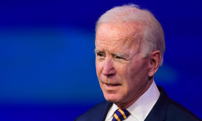 Le 29 décembre 2020, Joe Biden, à présent le président élu, s'exprime sur la pandémie du virus PCC au Queen Theater de Wilmington, dans le Delaware. (Mark Makela/Getty Images)