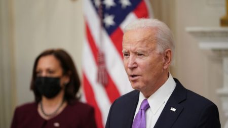 Biden réimpose des interdictions de voyage dans les pays européens en raison du virus du PCC