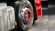 Il largue sa cargaison en feu sur le bord de l’autoroute A13 et prend la fuite