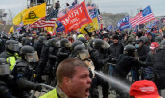 Vidéo : les pro-Trump empêchent « les Antifa » d’entrer au Capitole