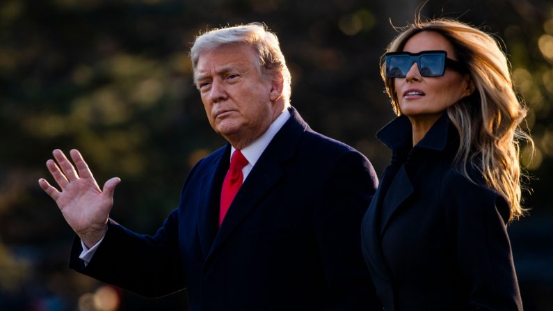 Le président Donald Trump et la première dame Melania marchent vers Marine One en quittant la Maison-Blanche en direction de Mar-a-Lago, le club privé du président, où ils passeront les fêtes de Noël et du Nouvel An à Washington, le 23 décembre 2020. (Samuel Corum/AFP via Getty Images)