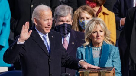 Joe Biden va annuler la commission de 1776 de Trump qui promeut les valeurs fondatrices américaines