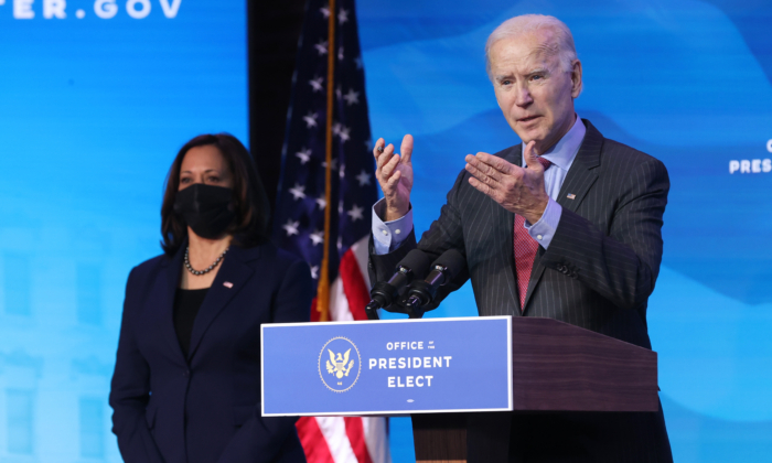 La vice-présidente élue Kamala Harris (à gauche) assiste au discours du président élu Joe Biden (à droite) après qu'il a annoncé les noms des membres de son cabinet qui complèteront son équipe économique, dont les secrétaires d'État au Commerce et au Travail, au Queen Theater de Wilmington, Delhi, le 8 janvier 2021. (Chip Somodevilla/Getty Images)