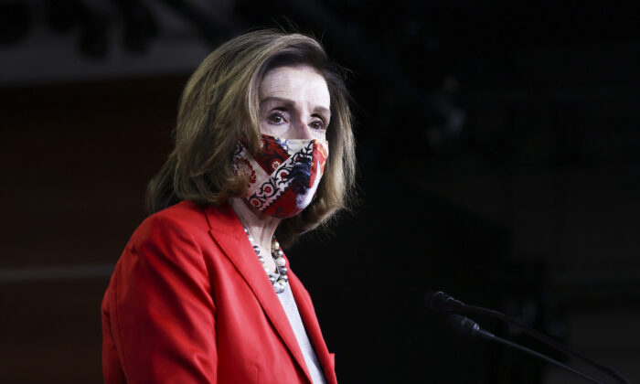 La présidente de la Chambre des représentants, Nancy Pelosi (Californie), s'exprime lors de sa conférence de presse hebdomadaire, au quartier central Capitole Hill, à Washington, le 30 décembre 2020. (Tasos Katopodis/Getty Images)