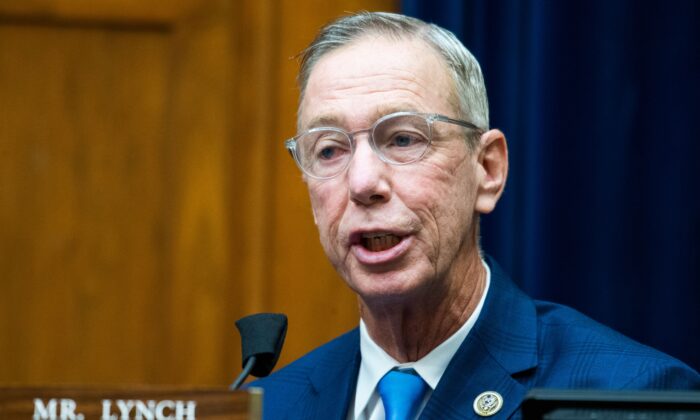 Le député Stephen Lynch (Parti démocrate, Massachusetts) s'exprime lors d'une audition à Washington le 24 août 2020. (Tom Williams/Pool/AFP via Getty Images)