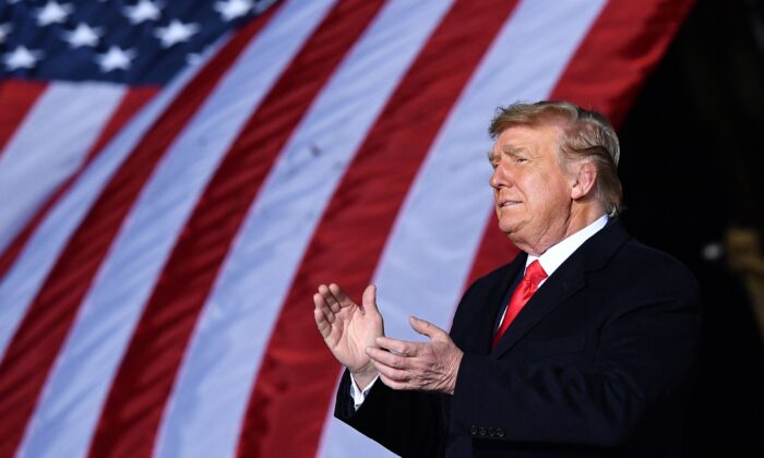 Le président Donald Trump s'exprime lors d'un rassemblement de soutien aux sénateurs républicains sortants Kelly Loeffler et David Perdue avant le second tour du Sénat à Dalton, en Géorgie, le 4 janvier 2021. (MANDEL NGAN/AFP via Getty Images)