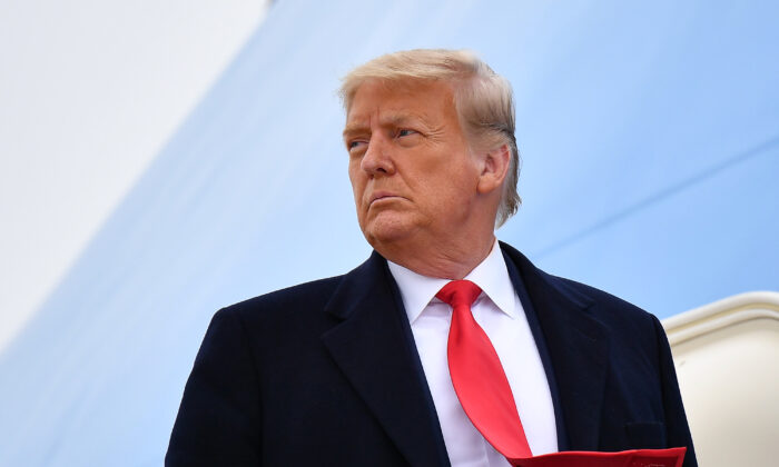 Le président américain Donald Trump monte à bord d'Air Force One avant de quitter Harlingen, Texas, le 12 janvier 2021. (Mandel Ngan/AFP via Getty Images)