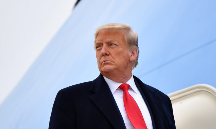 Le président américain Donald Trump monte à bord d'Air Force One avant de quitter Harlingen, Texas, États-Unis, le 12 janvier 2021. (Mandel Ngan/AFP via Getty Images)