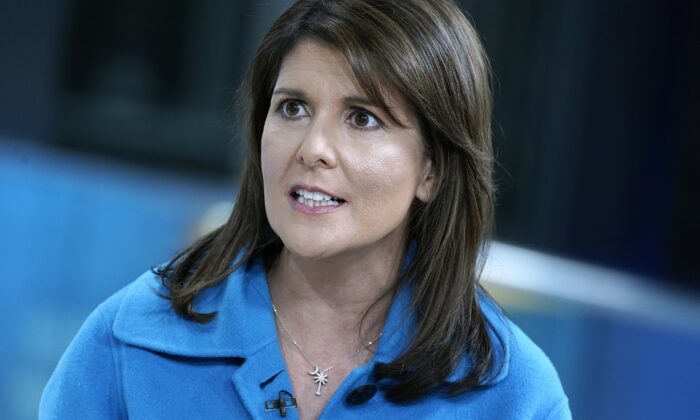 L'ancienne ambassadrice des Nations unies Nikki Haley rend visite à « Fox & Friends » aux studios de la chaîne d'information Fox à New York le 12 novembre 2019. (John Lamparski/Getty Images)