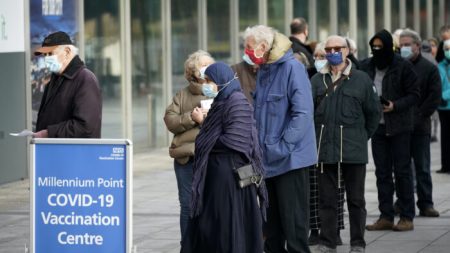 Les personnes vaccinées peuvent encore propager le virus du PCC selon un médecin britannique