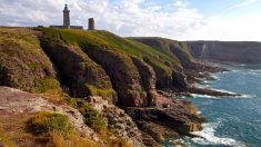 Manche : un jeune kitesurfeur saute du haut de la falaise du Cap Fréhel (vidéo)