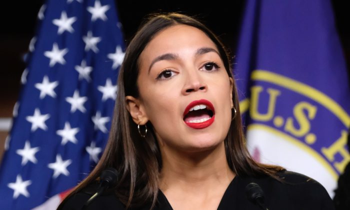 La représentante Alexandria Ocasio-Cortez (Parti démocrate, New York) s'exprime lors d'une conférence de presse au Capitole américain à Washington le 15 juillet 2019. (Alex Wroblewski/Getty Images)