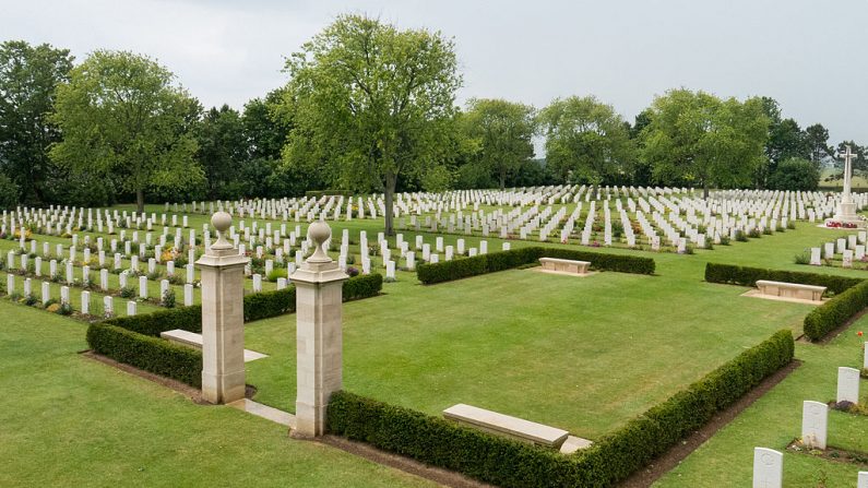 Le cimetière canadien de Bény-sur-Mer. (Crédit : Wernervc)