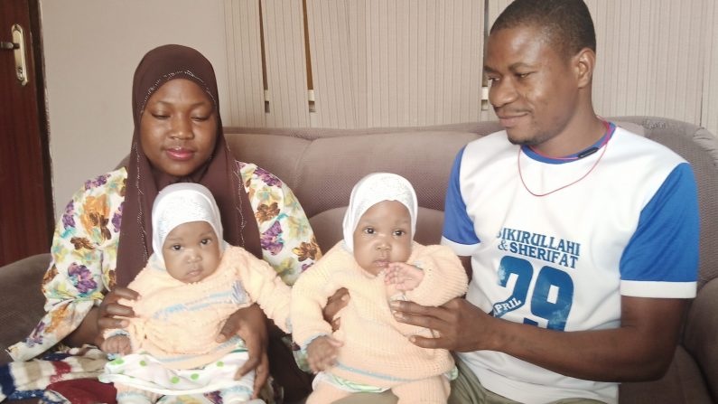 Habiba et Mahabuba avec leurs parents (Avec l'aimable autorisation de Lukman Abdur-Rahman)