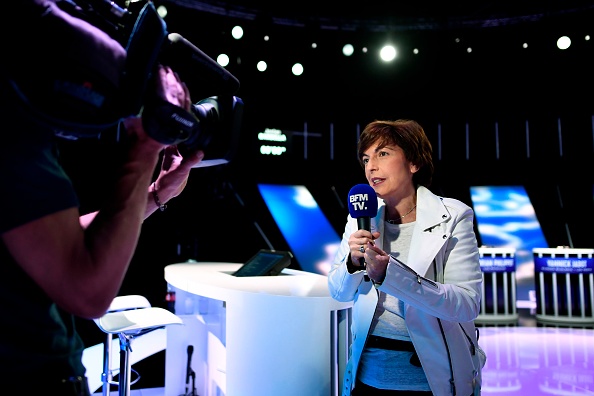 L'animatrice Ruth Elkrief sur le plateau de la chaîne de télévision française BFM, à La Plaine-Saint-Denis, en banlieue parisienne, le 23 mai 2019   (STEPHANE DE SAKUTIN/AFP via Getty Images)