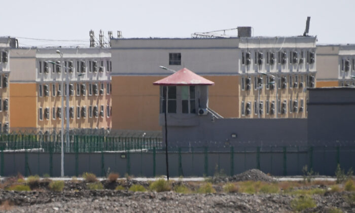 Bâtiments du centre de services de formation professionnelle Artux City, qui serait un camp de rééducation où sont détenues des minorités ethniques majoritairement musulmanes, au nord de Kashgar, dans la région du Xinjiang, au nord-ouest de la Chine, le 2 juin 2019. (Greg Baker/AFP via Getty Images)