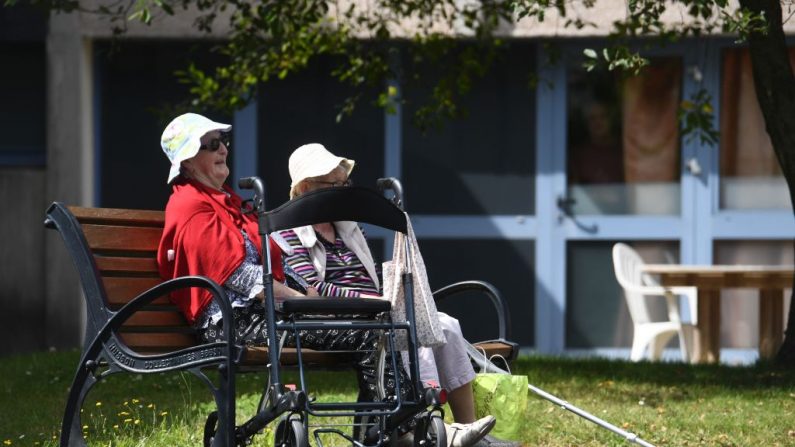 Pouvoir à nouveau voir sa famille au jardin et sans limite d'une heure, voilà une des demandes des résidents d'Ehpad et de leurs familles. (Crédit photo FRED TANNEAU/AFP via Getty Images)