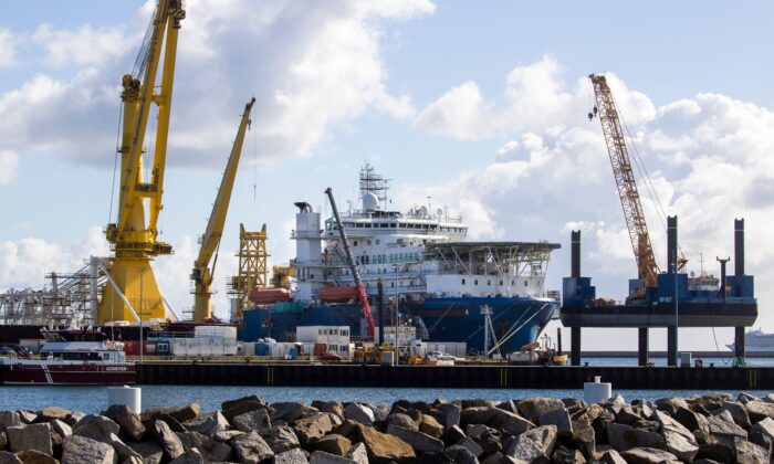 Le navire poseur de conduites russe « Akademik Cherskiy » est amarré dans le port de Mukran, sur l'île de Ruegen, au nord-est de l'Allemagne, en attendant de poursuivre les travaux de pose de tuyaux du gazoduc Nord Stream 2, le 7 septembre 2020. (ODD ANDERSEN/AFP via Getty Images)