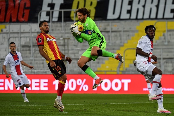 Le gardien de but français de Lens, Jean-Louis Leca (C), attrape le ballon lors du match de football français de L1 entre le Racing Club de Lens (RCS) et le Paris-Saint-Germain (PSG) au stade Félix Bollaert-Delelis à Lens, dans le nord de la France, le 10 septembre 2020. (DENIS CHARLET/AFP via Getty Images)