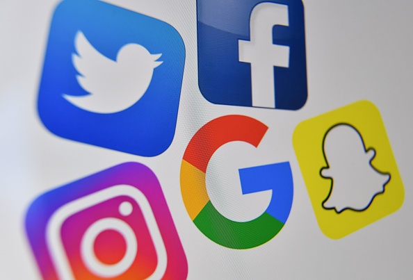 Facebook et Google ont chacun promis d'investir environ un milliard de dollars dans les contenus d'actualité sur les trois prochaines années. (Photo : DENIS CHARLET/AFP via Getty Images)