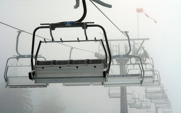 Le pass sanitaire à l'étude pour les remontées mécaniques aux station d'hiver. (Photo : INA FASSBENDER/AFP via Getty Images)