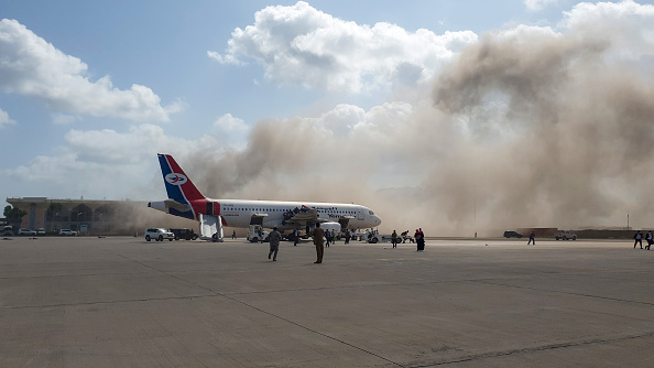 -Illustration-Un avion a pris feu lors d’une attaque d’un aéroport par les Houthis en Arabie saoudite. Photo par Saleh Al-Obeidi / AFP via Getty Images.