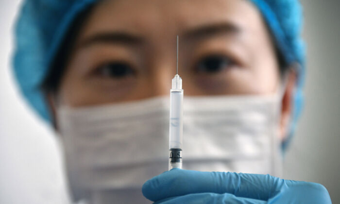 Un soignant montre une seringue contenant un vaccin dans un centre de soins de la ville de Yantai, dans la province du Shandong, en Chine, le 5 janvier 2021. (STR/AFP via Getty Images)