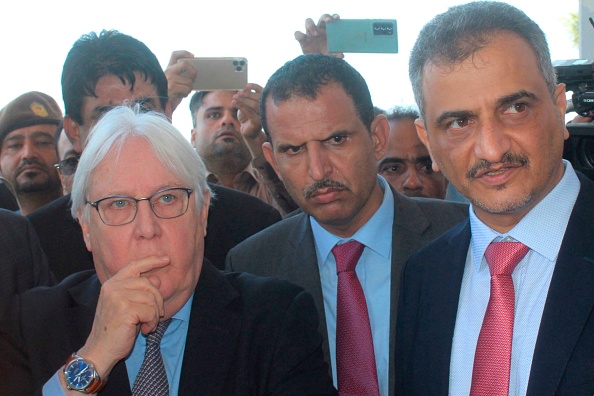 -L'envoyé spécial de l'ONU pour le Yémen, Martin Griffiths, à côté du gouverneur d'Aden, Hamed al-Amlas, dans le sud du Yémen, le 7 janvier 2021. Photo par Saleh Al-Obeidi / AFP via Getty Images.