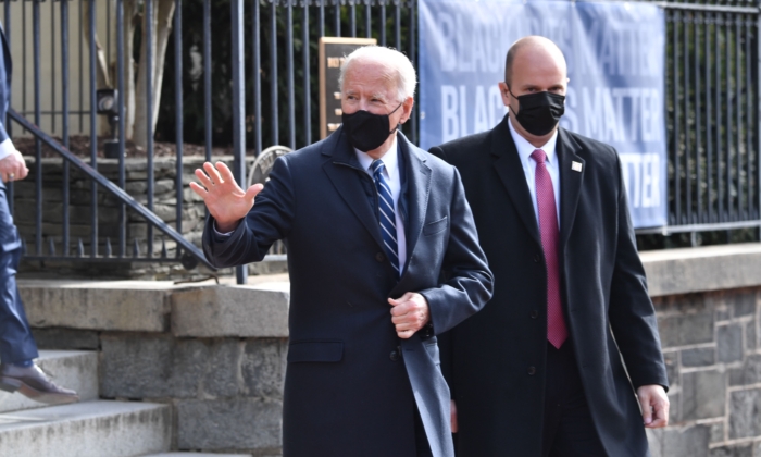  Le président américain Joe Biden (au Centre) quitte l'église catholique Holy Trinity dans le quartier de Georgetown à Washington, le 24 janvier 2021. (Nicholas Kamm/AFP via Getty Images)