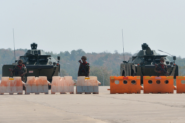 -Des soldats montent la garde sur une route bloquée vers le parlement du Myanmar à Naypyidaw le 1er février 2021. Photo par STR / AFP via Getty Images.